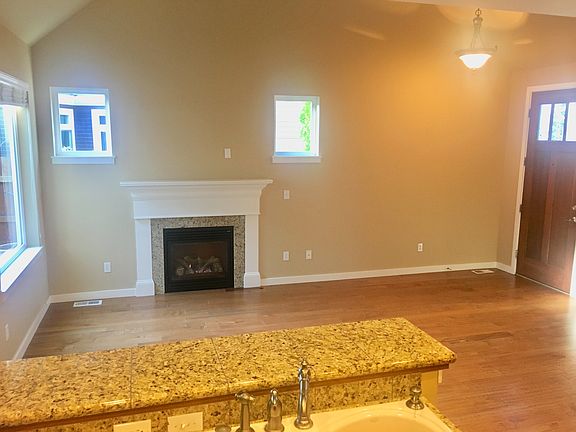 4th image of 1090 SE Garrison Village Way