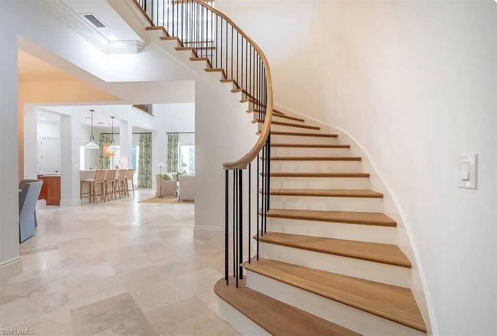 6 bed, 4.5 bath, 4776 sqft, $40,000 — Photo 4