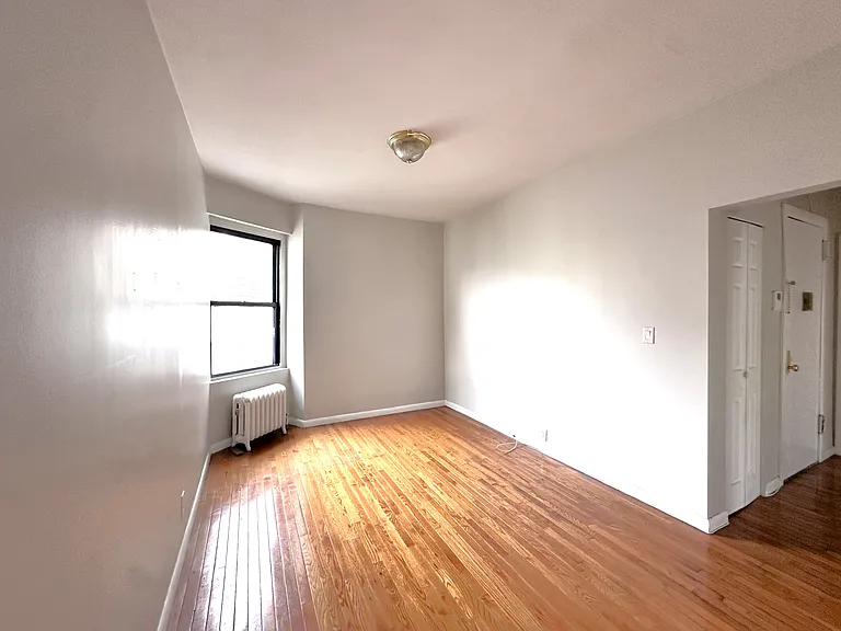 21-28 35th St #5C — Photo 2