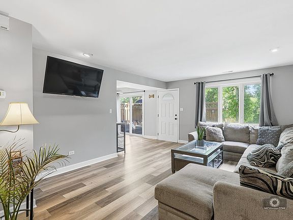 5th image of 1905 Rosewood Ct APT 2C