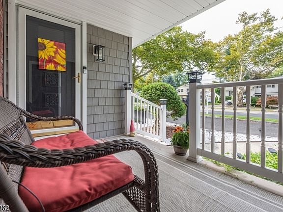 4th image of 389 Meisel Ave