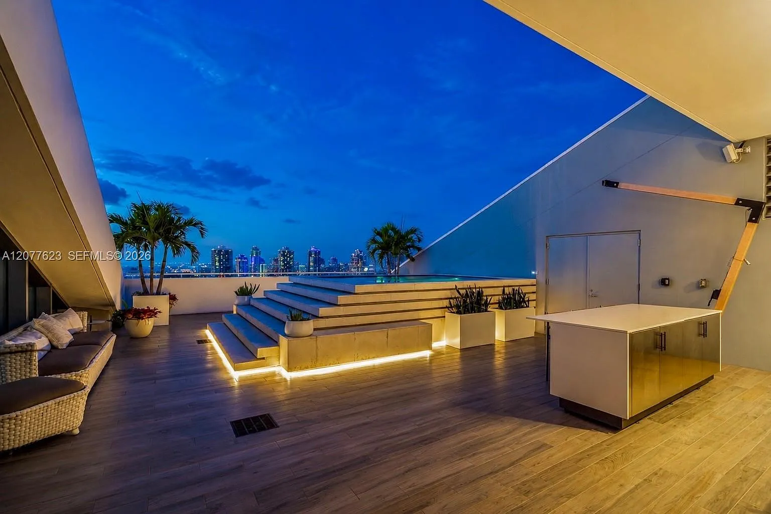 Rise Condo — Photo 1