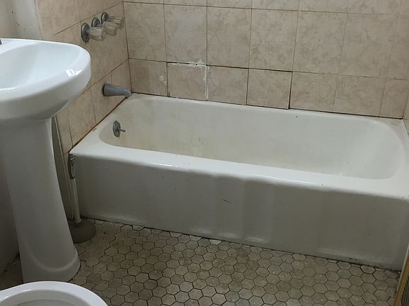 4th image of 124 Bay 34 St