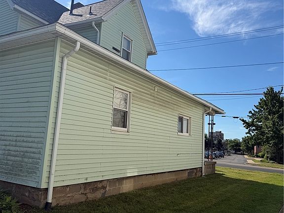 3rd image of 32 Cherry Rd NW