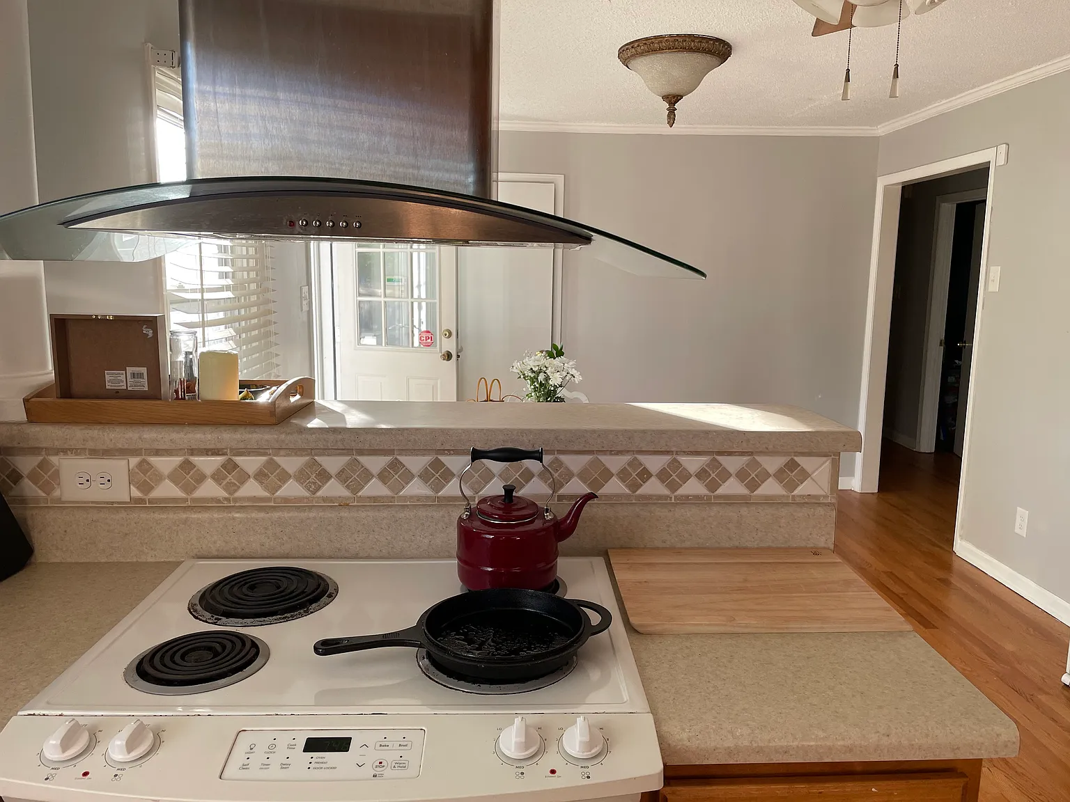 3 bed, 1.5 bath, 1221 sqft, $1,900 — Photo 3