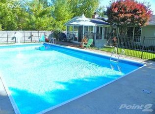 4250 Island View Dr, Fenton, MI 48430