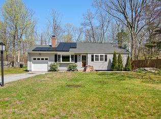 22 Oakwood Dr, Gales Ferry, CT 06335