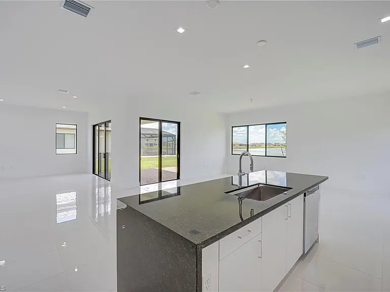 4775 Quercia Dr — Photo 15