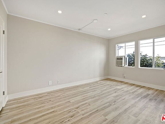4th image of 121 S Crescent Dr #E
