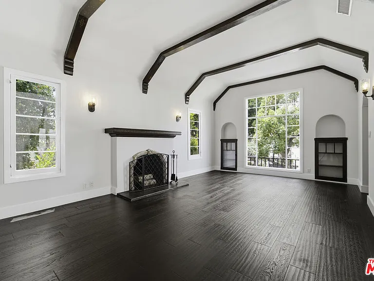 920 N Genesee Ave — Photo 2