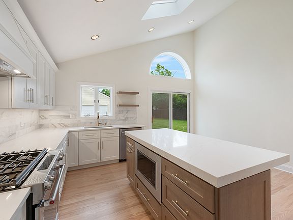 5th image of 839 Meadowlark Ln