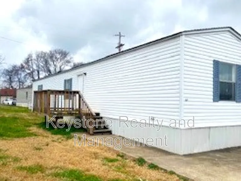 815 Monroe Ln — Photo 1
