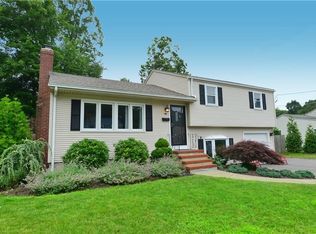 42 Tomahawk Ct, Warwick, RI 02886