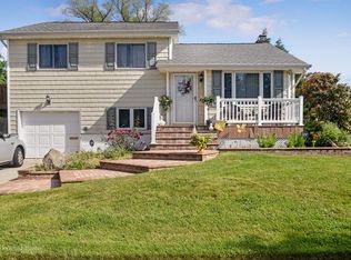 35 Briarwood Ln, Plainview, NY 11803