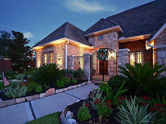 THE PROFESSIONAL UPLIGHTING  ON THIS HOME CREATES A WONDERFUL AMBIANCE!
