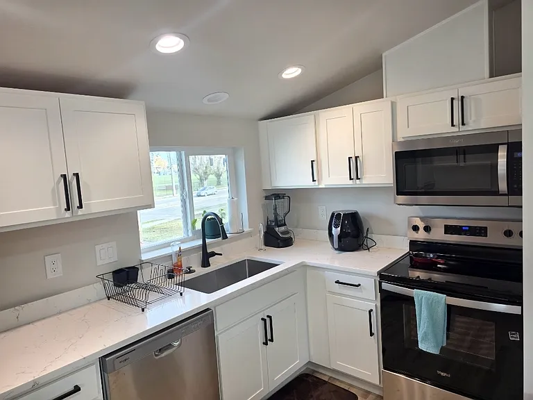 Blender, air-fryer, coffee maker and additional appliances. Cutlery, plates, glasses, mugs, etc.