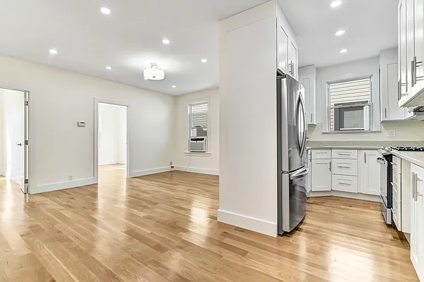 Rented by Halvatzis Realty | media 11