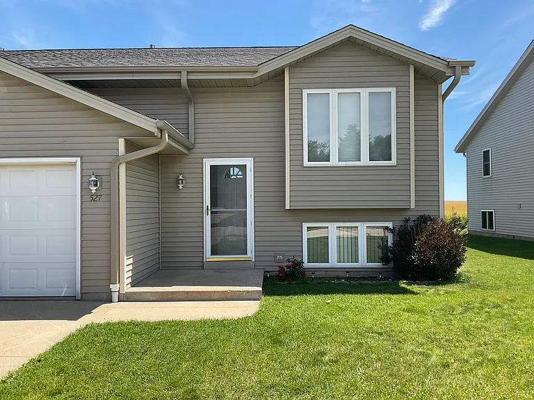 527 Wellington Dr — Photo 1