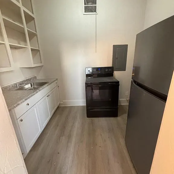 404 E Bond St #7 — Photo 6
