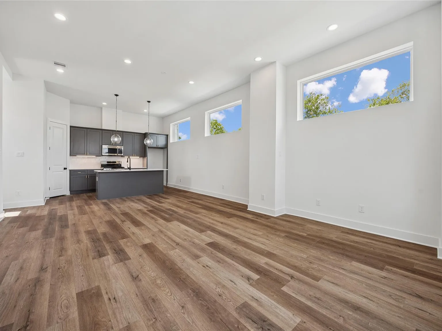 3 bed, 3.5 bath, 1807 sqft, $2,500 — Photo 2