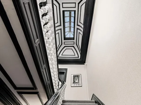 130 East 61st Street image 2 of 19