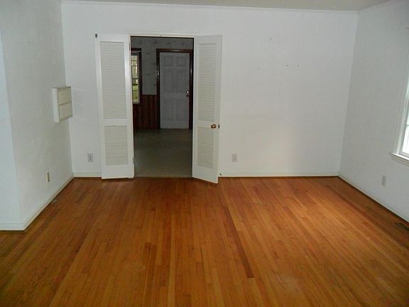 3rd image of 5121 Midyette Ave