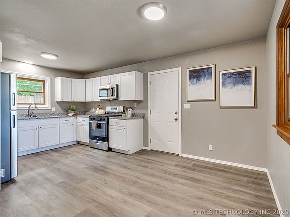 4th image of 784 N Moccasin Pl