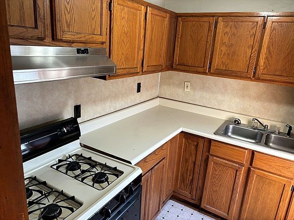 5th image of 282 Sprague St