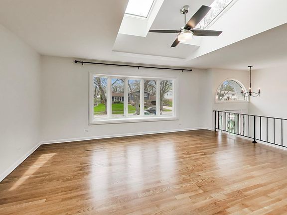 3rd image of 6736 Meadowcrest Dr
