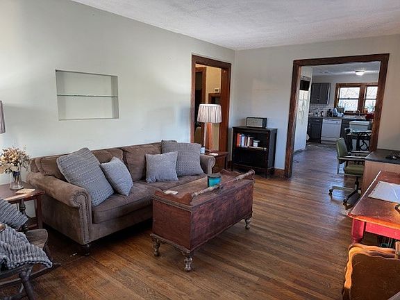 5th image of 1105 Crossland Ave