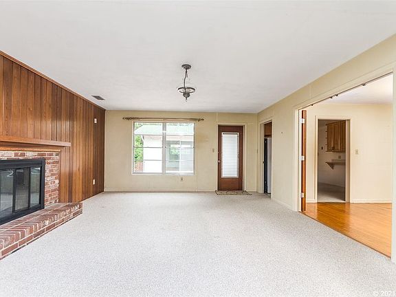 5th image of 800 NW 37th Dr
