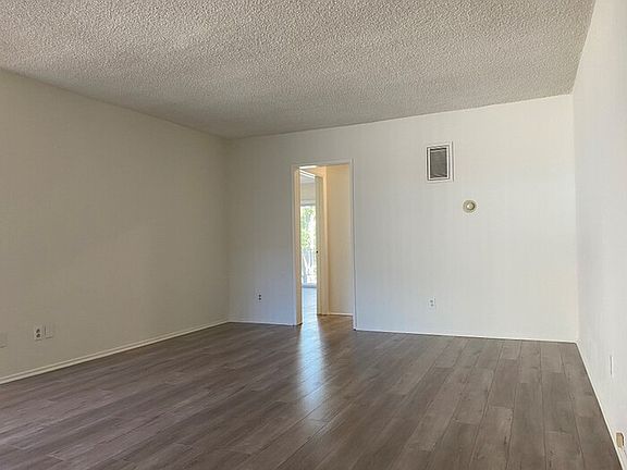 3rd image of 1025 Granville Ave #5