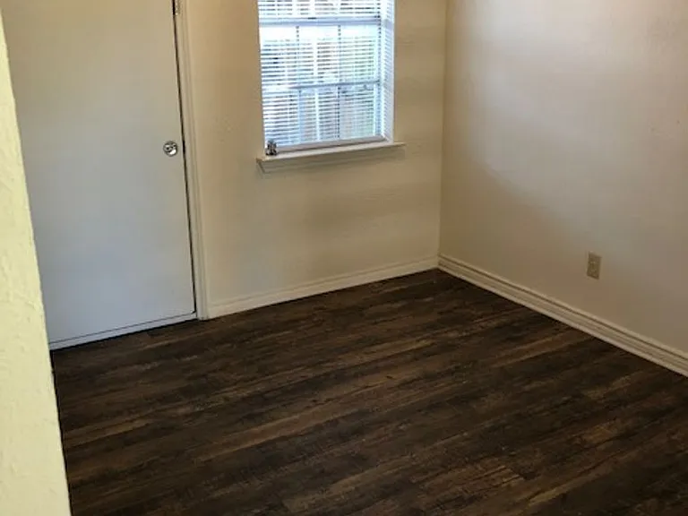 2111 W Hickory — Photo 2