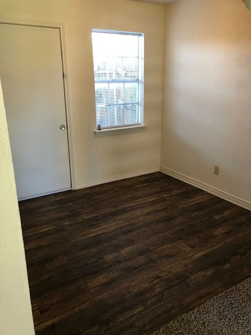 Building Photo - 2111 W Hickory