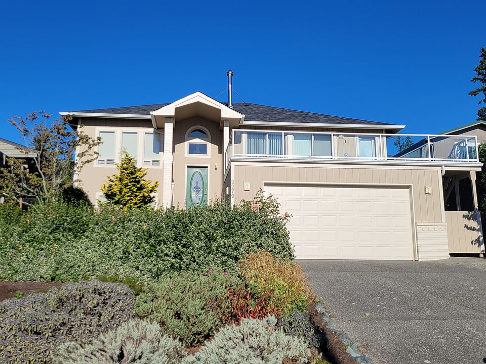 3 bedroom 3 bathroom home across the street from the puget sound
