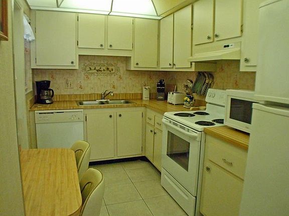 4th image of 390 301st Blvd W Unit 14A