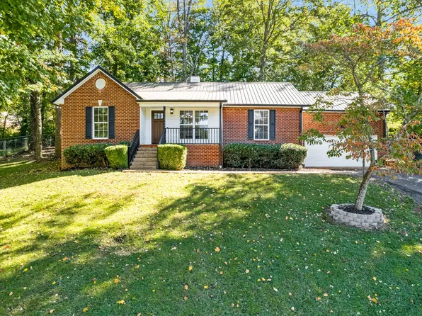 812 Hunters Crossing Ln, Springfield, TN 37172