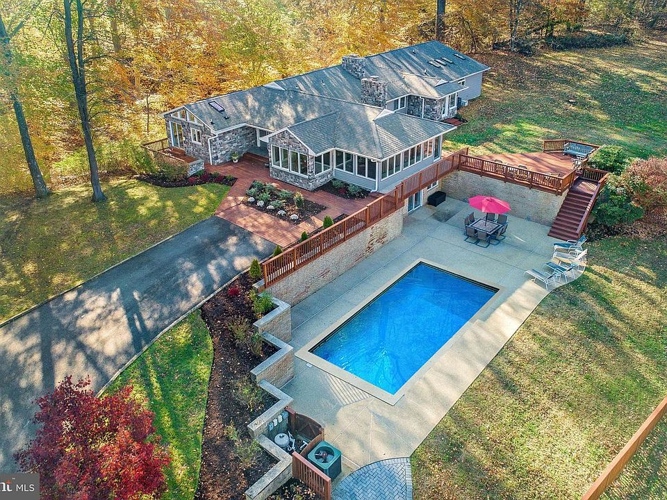 1st image of 6 Harwood Dr