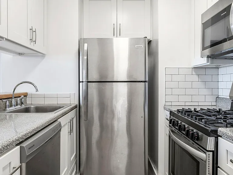 415 E 37th St #5D — Photo 10