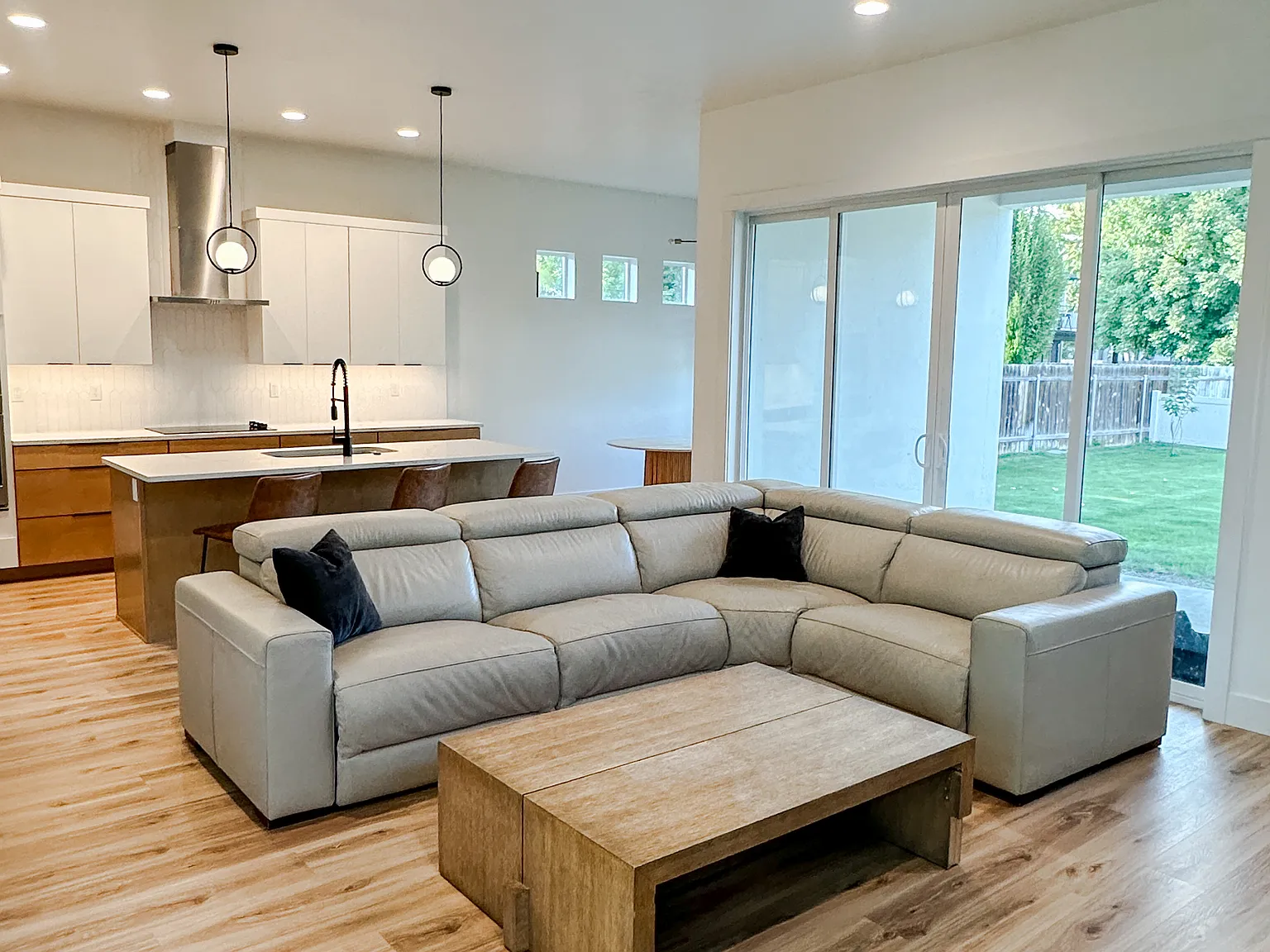 3 bed, 2.5 bath, 1958 sqft, $2,700 — Photo 3