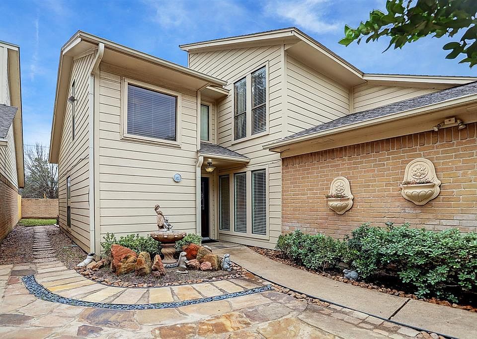 1st image of 8018 W Oakwood Ct
