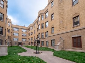 7369-7371 N Damen Ave