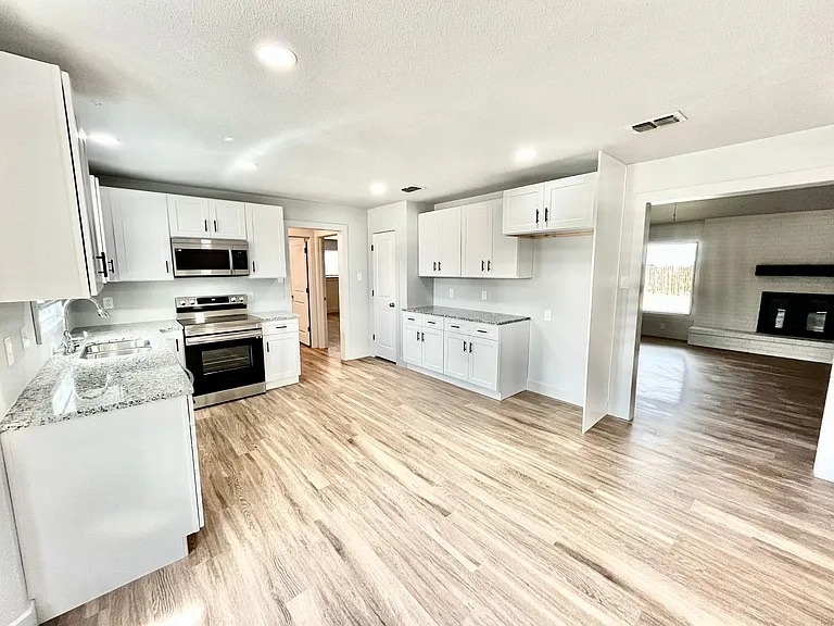 923 W 6th St — Photo 7