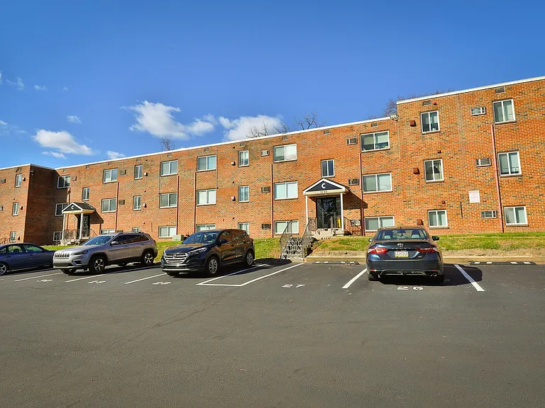 Laura Lane Apartments — Photo 30