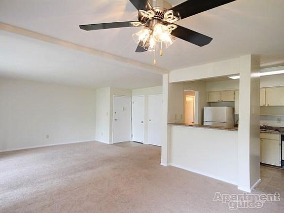 5th image of 914 S Oriole Cir APT 202