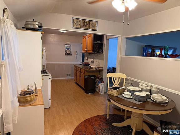 4th image of 208 Lawrence Dr