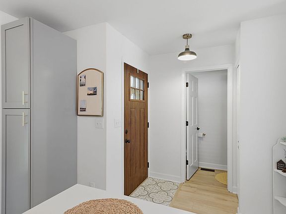 3rd image of 916 Britta Ln