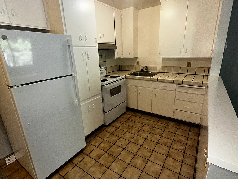 Woodside Manor — Photo 10