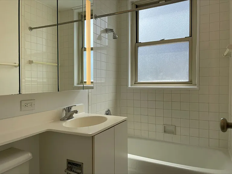 166 E 34th St #1702 — Photo 7