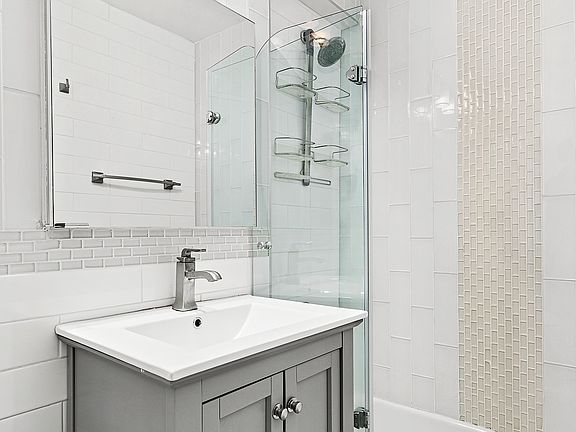 5th image of 7 E 14th St APT 722